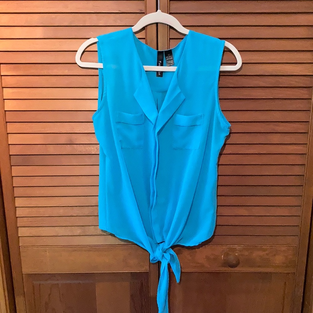 Blue sleeveless blouse sz M. Two breast pockets and tie at waist.